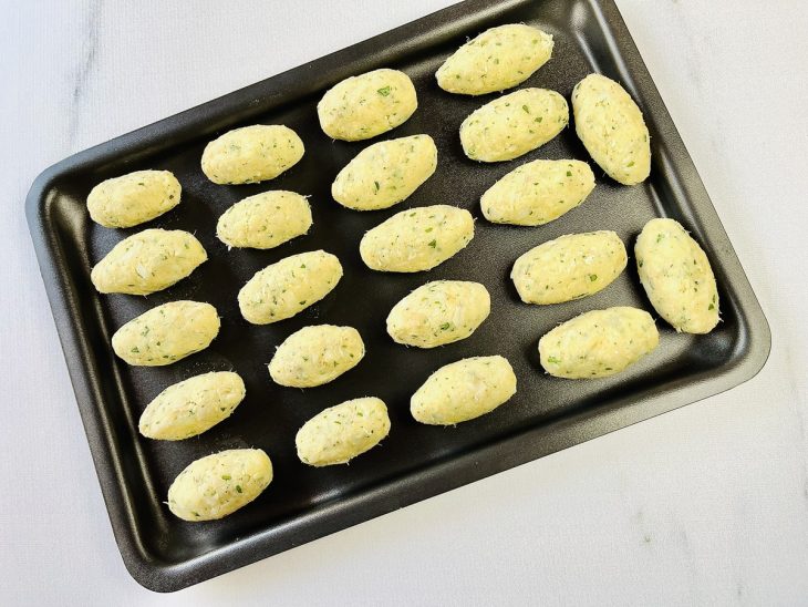 Bolinhos modelados numa forma.