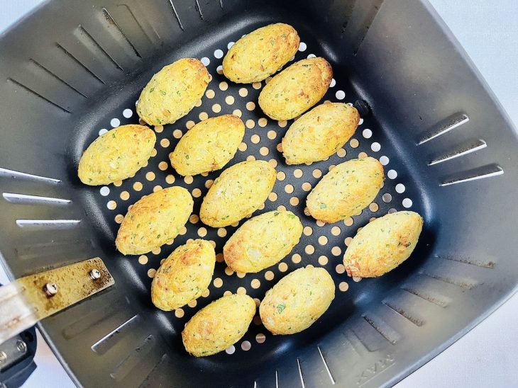 Bolinhos assados no cesto da air fryer.