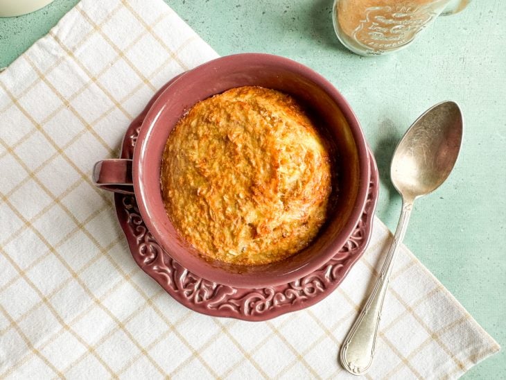 Bolinho de banana de micro-ondas dourado.