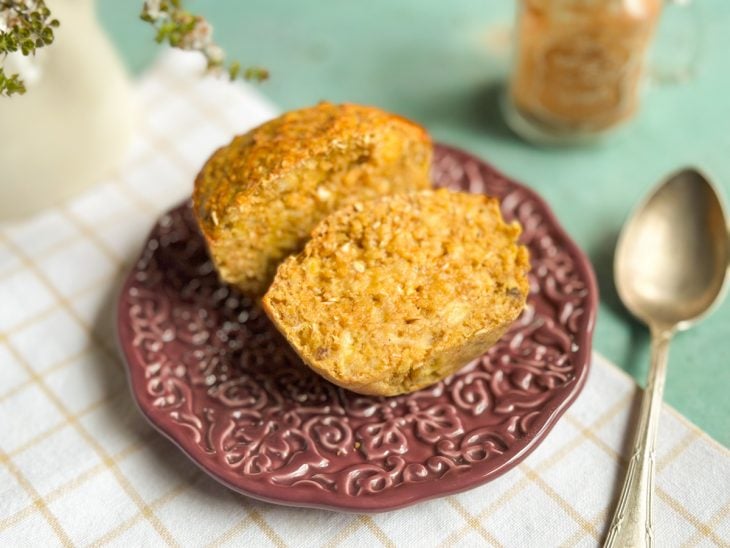 Bolinho de banana de micro-ondas servido.