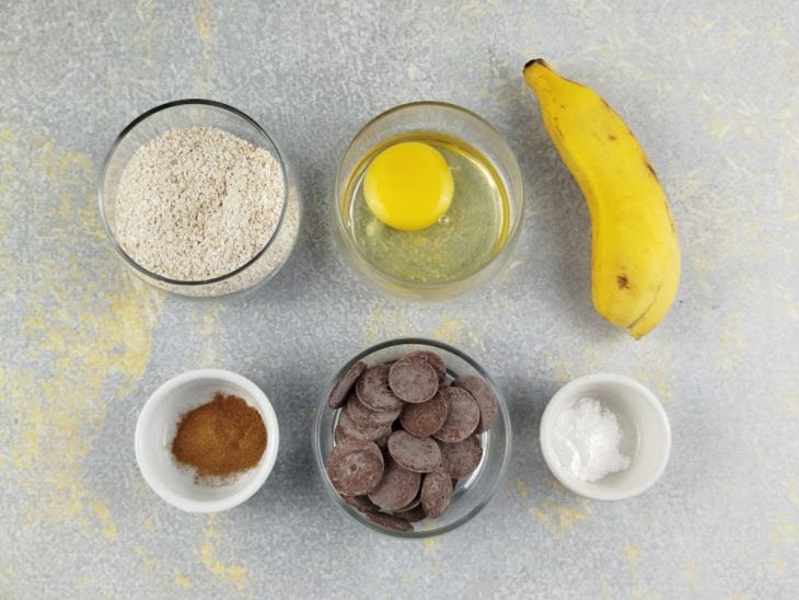 Ingredientes reunidos na bancada.