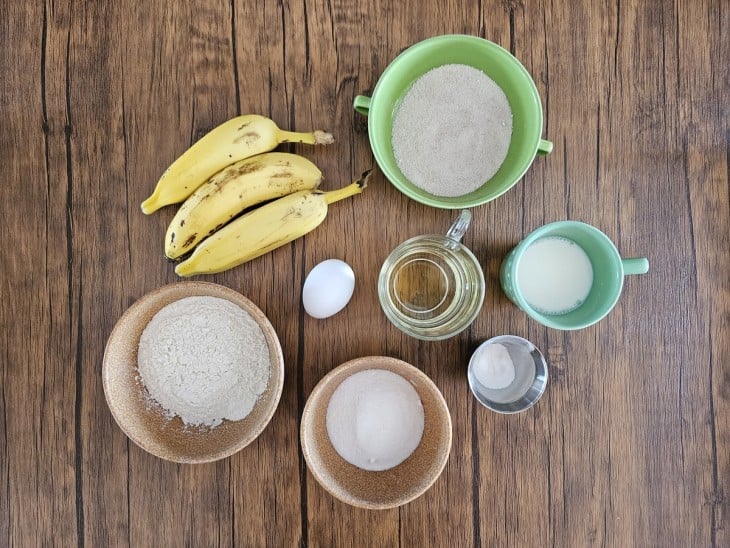 Ingredientes do bolinho de banana frito reunidos.