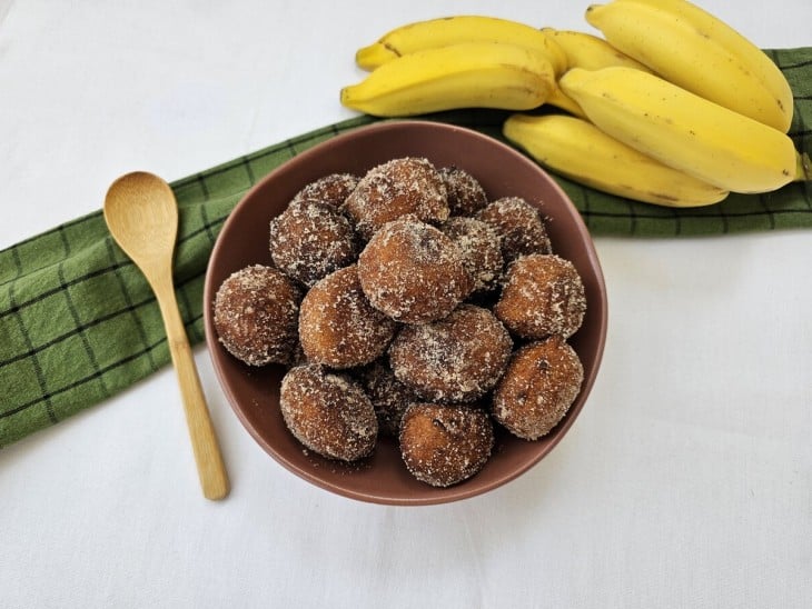 Bolinhos de banana fritos servido em uma cumbuca.