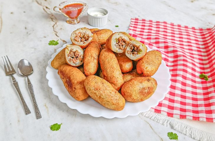 Bolinho de batata com guisado
