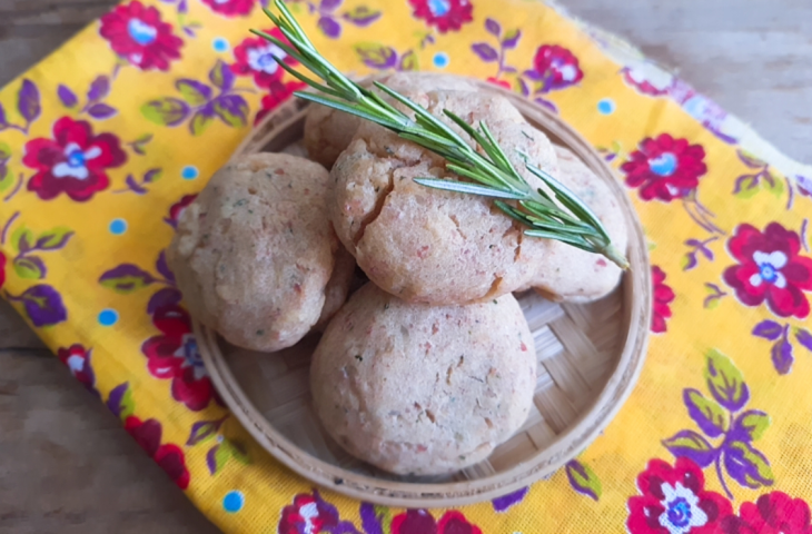 Bolinho assado de batata com linguiça
