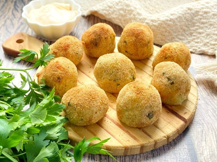 Um recipiente contendo bolinho de batata com queijo fácil.