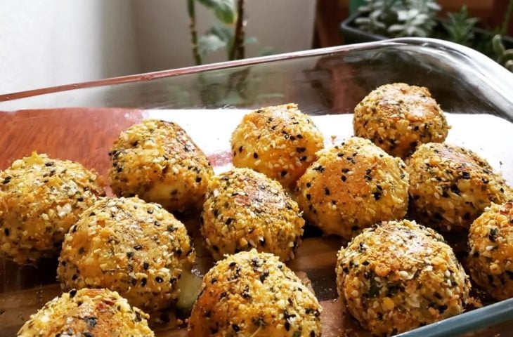 Bolinho de batata-doce e frango recheado com mussarela