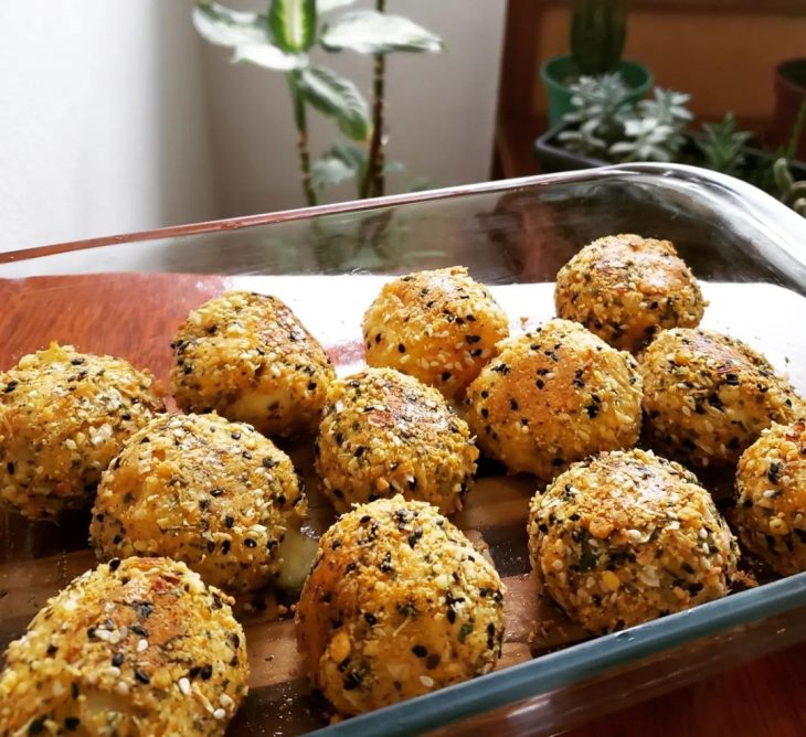 Bolinho de batata-doce e frango recheado com mussarela