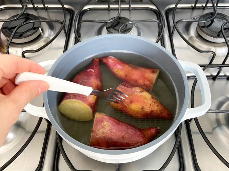 Panela com água e batatas-doces.