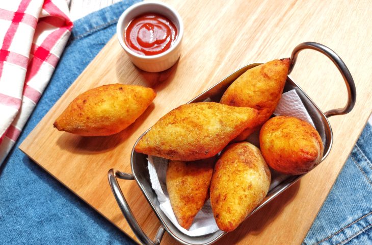 Bolinho de batata recheado com carne moída