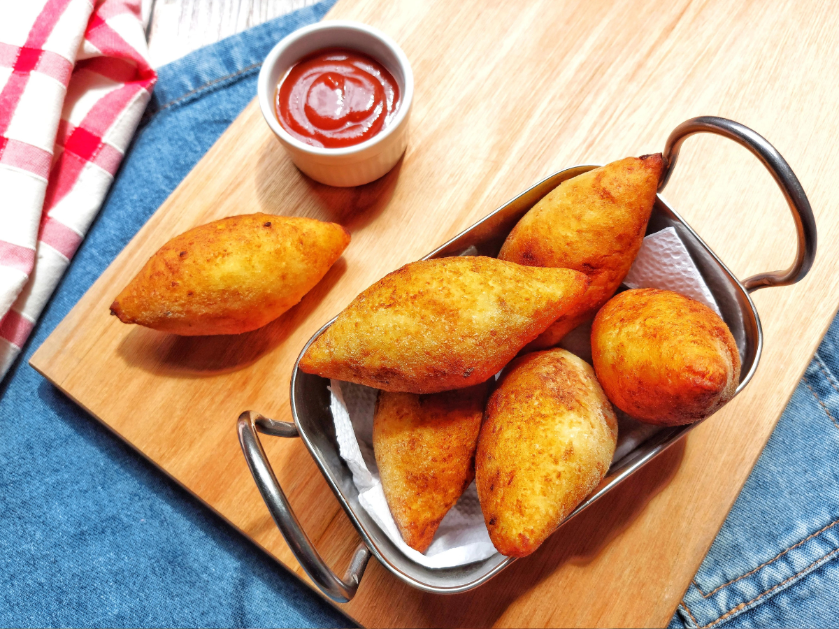 Bolinho de batata recheado com carne moída