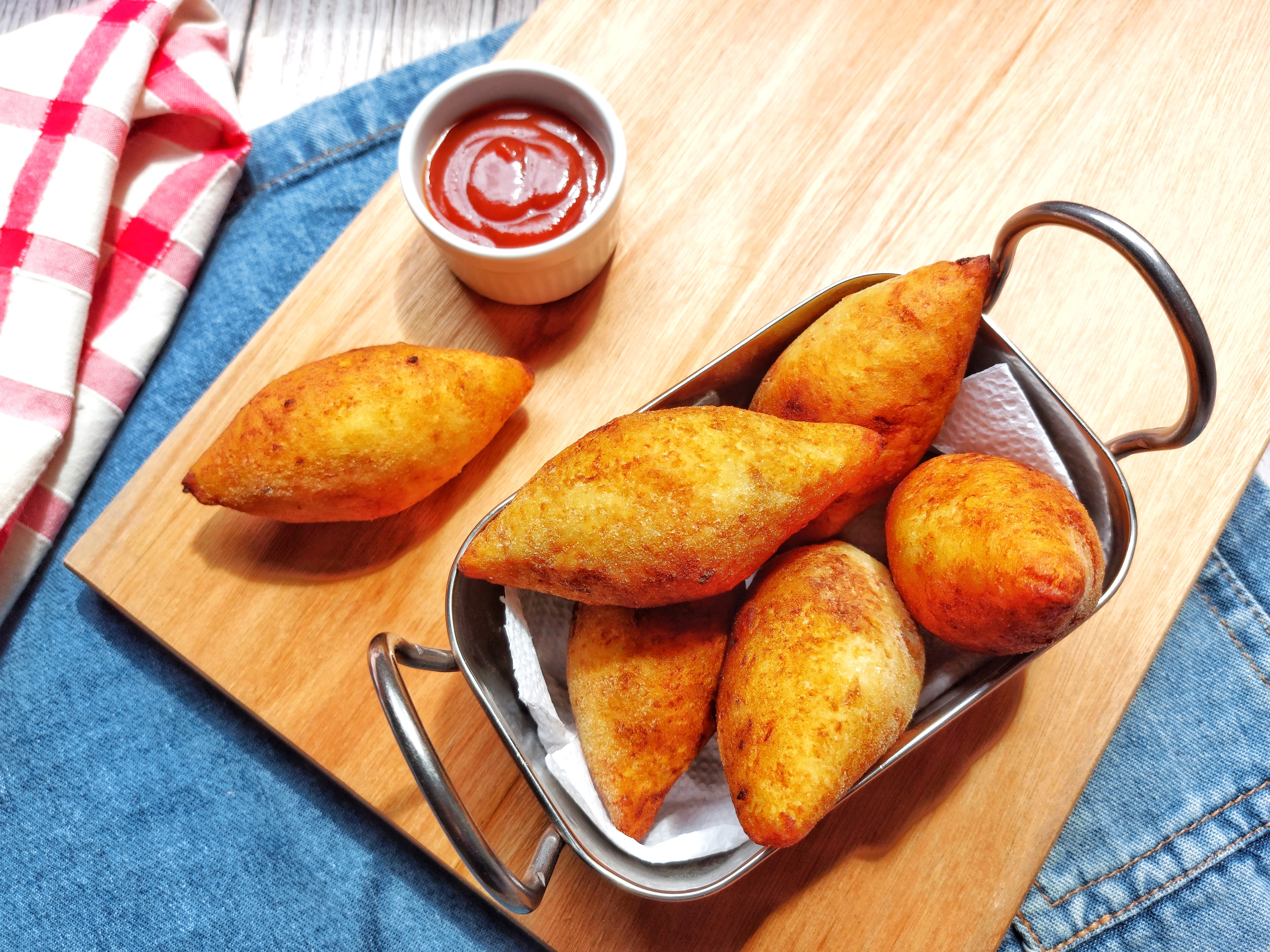 Bolinho de batata recheado com carne moída