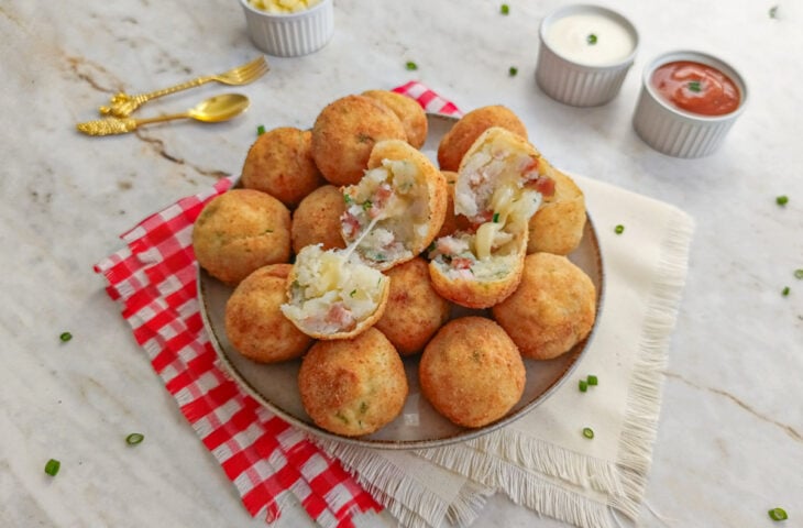 Bolinho de batata recheado com queijo
