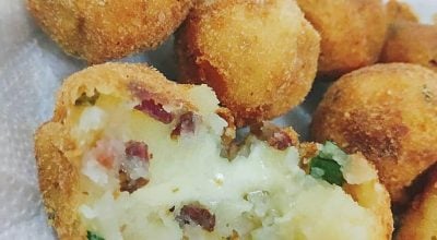 Bolinho de batata recheado com queijo