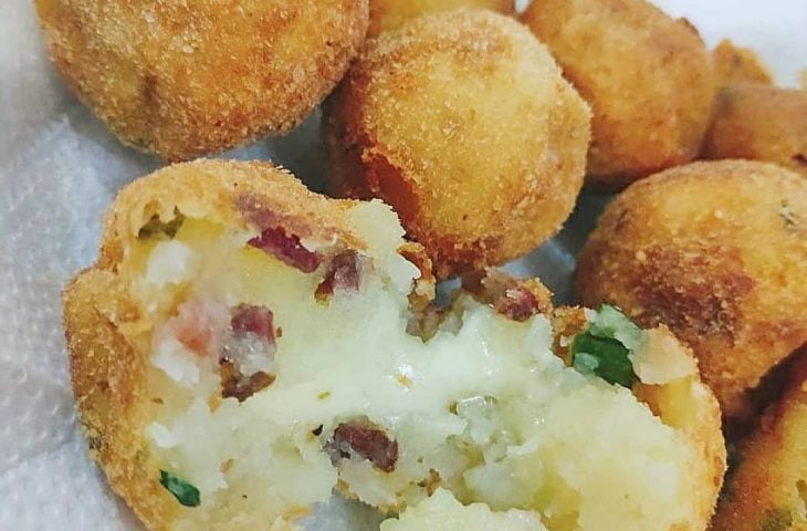 Bolinho de batata recheado com queijo