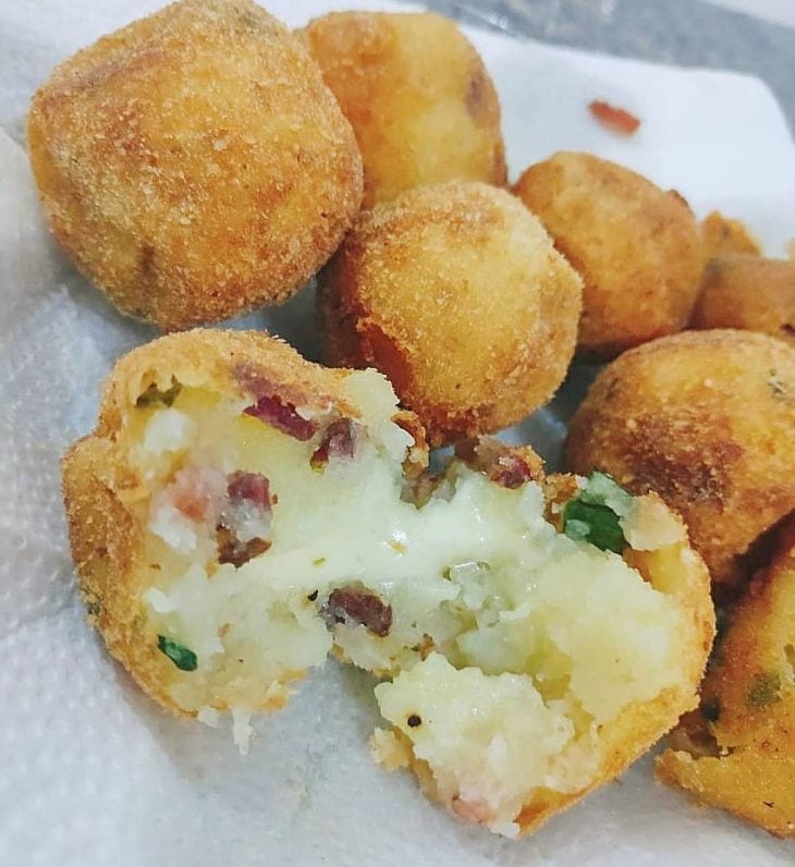 Bolinho de batata recheado com queijo