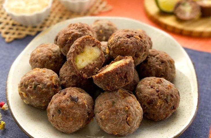 Bolinho de carne moída com queijo