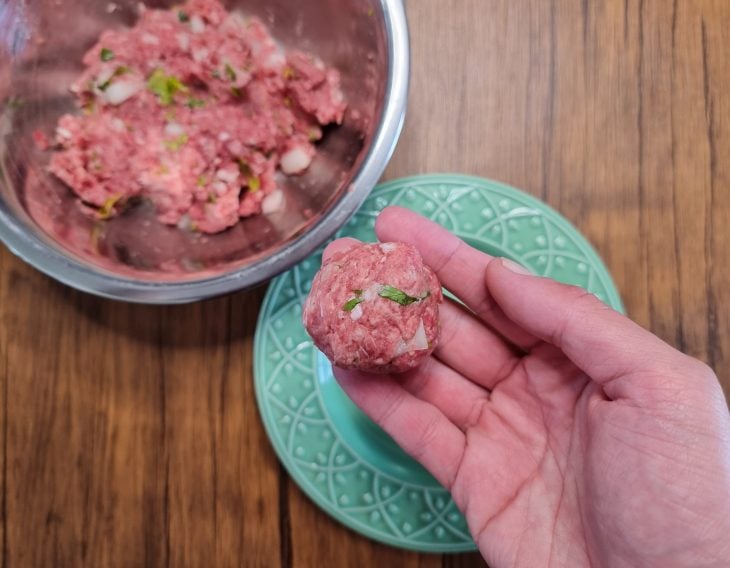 Massa de bolinho de carne moída modelada.