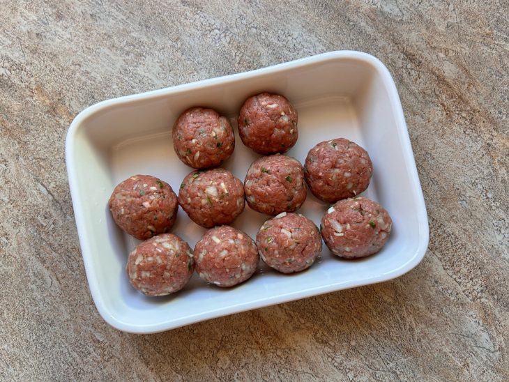 bolinhos de carne já temperados, moldados em formato de bolinha.