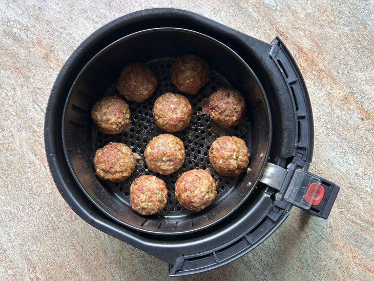 bolinhos de carne assados em air fryer.