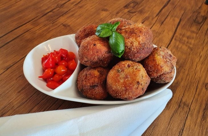 Bolinho de carne seca com batata