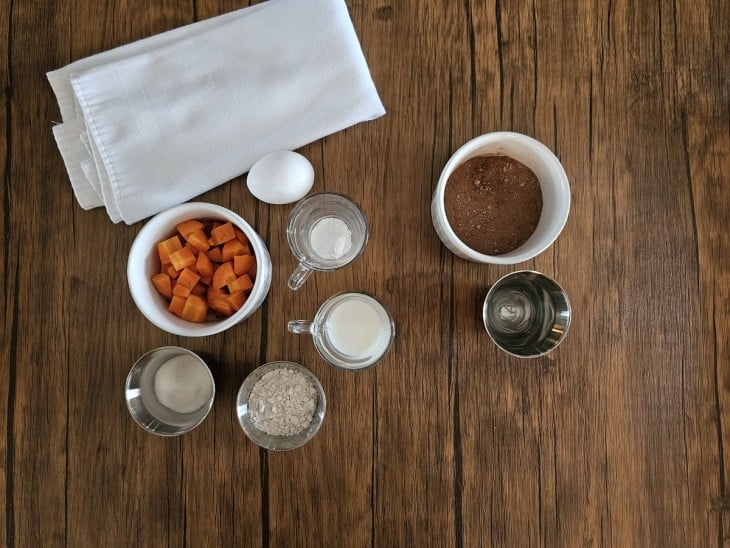 Ingredientes do bolinho de cenoura fit no micro-ondas reunidos.