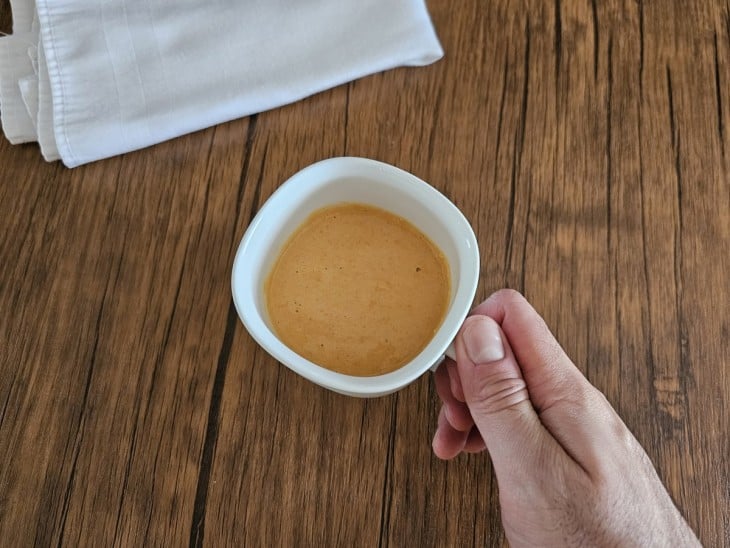 Xícara com massa de bolinho de cenoura fit.