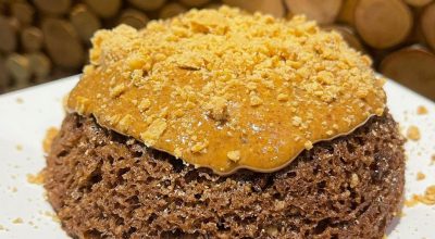 Bolinho de chocolate com paçoca no micro-ondas