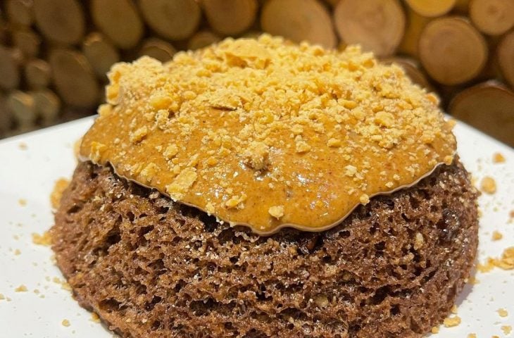 Bolinho de chocolate com paçoca no micro-ondas