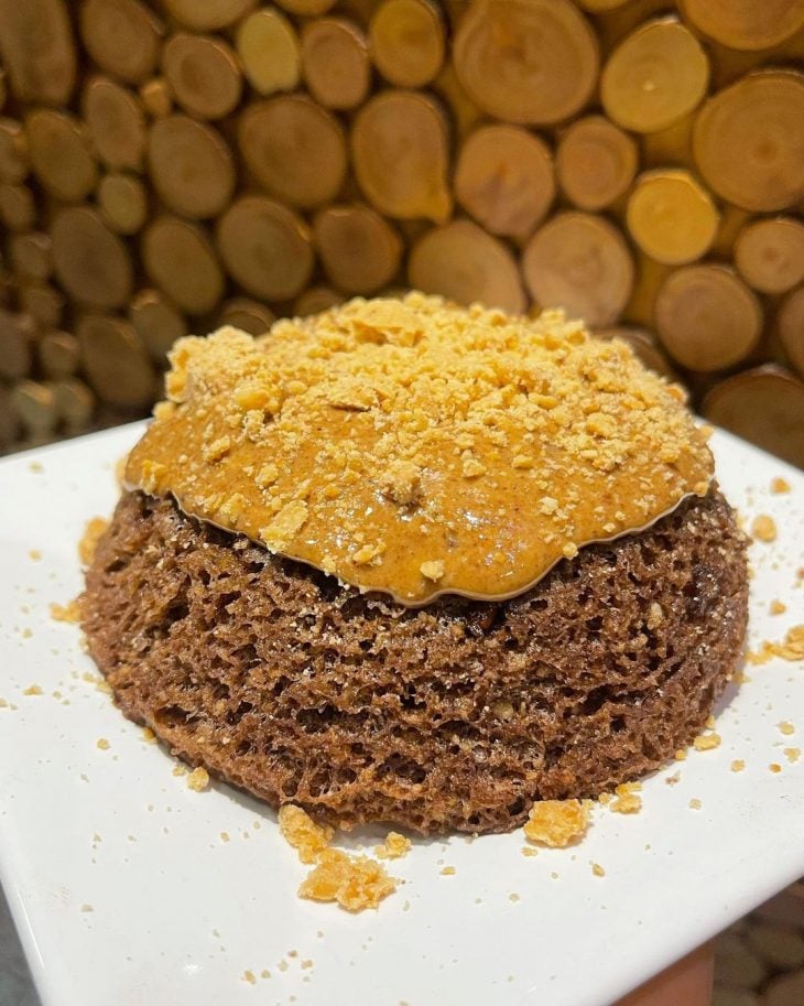 Bolinho de chocolate com paçoca no micro-ondas