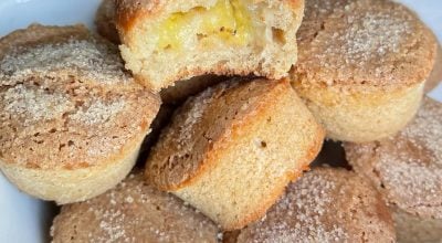 Bolinho de chuva assado recheado com banana