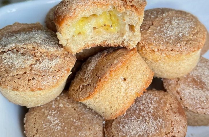 Bolinho de chuva assado recheado com banana