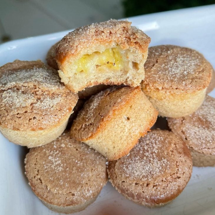 Bolinho de chuva assado recheado com banana