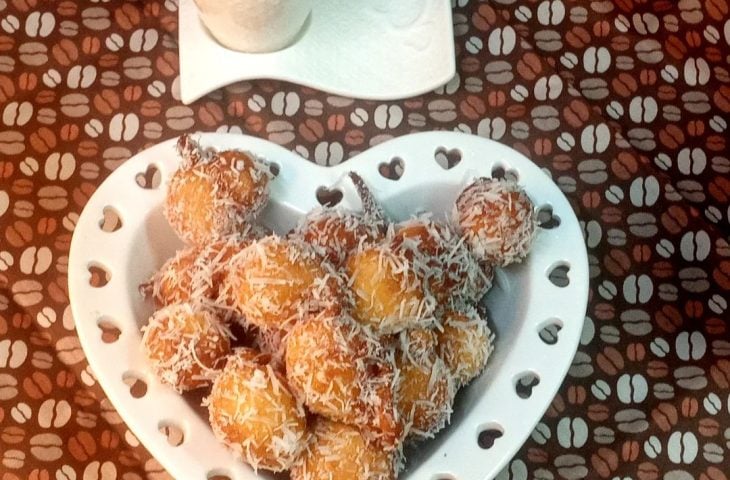 Bolinho de chuva com coco