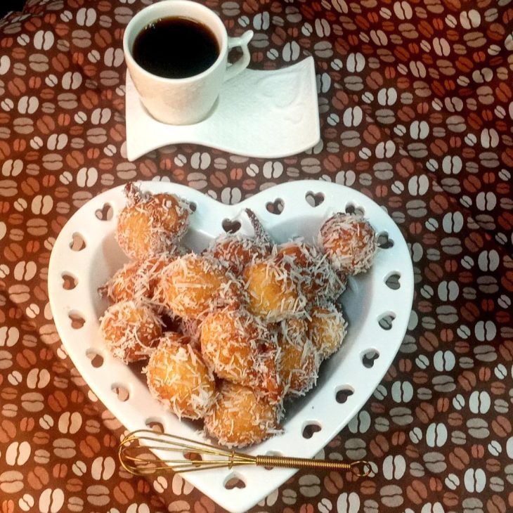 Bolinho de chuva com coco