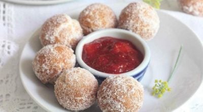 Bolinho de chuva com doce de morangos