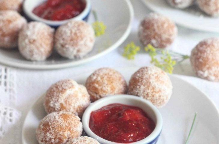 Bolinho de chuva com doce de morangos