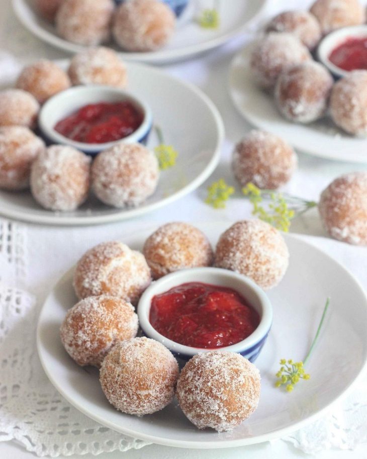 Bolinho de chuva com doce de morangos