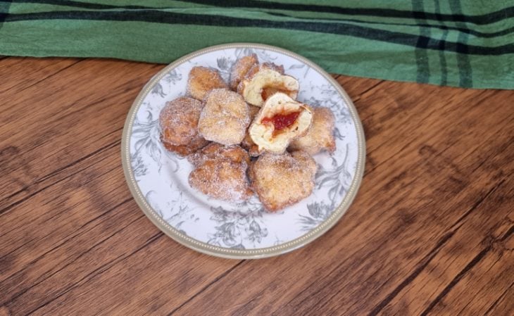 Bolinho de chuva com goiabada