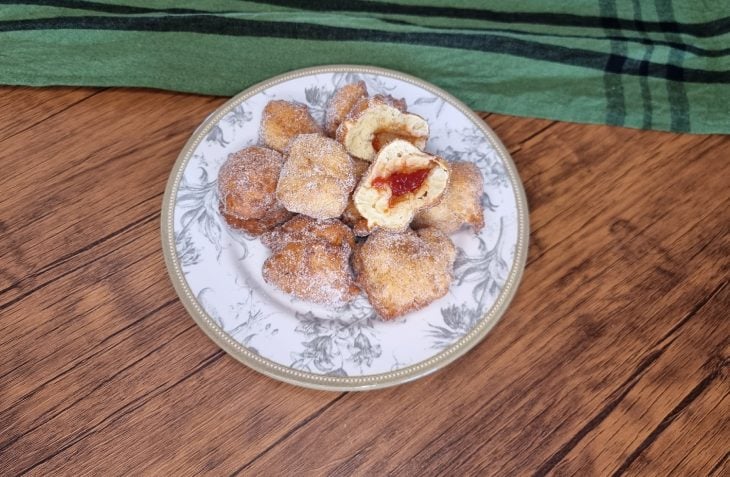 Bolinho de chuva com goiabada