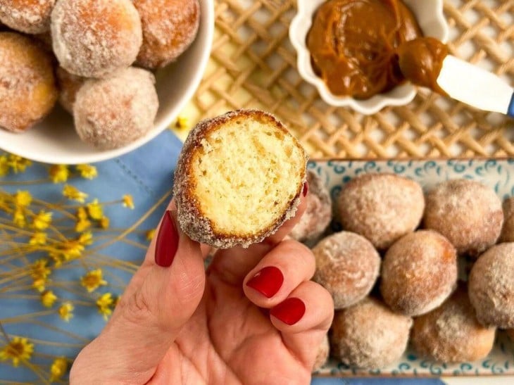 Um bolinho de chuva com leite em pó cortado ao meio.