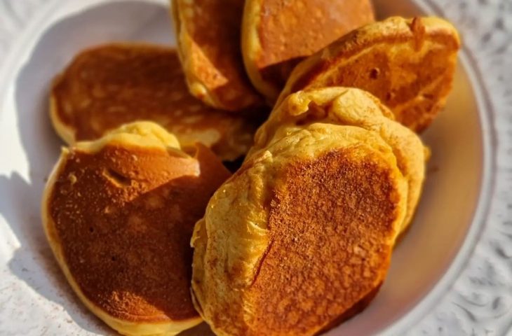 Bolinho de chuva de banana de frigideira