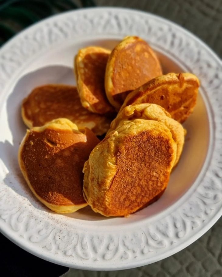 Bolinho de chuva de banana de frigideira