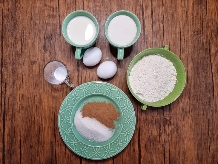 ingredientes reunidos para o preparo do bolinho de chuva