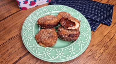 Bolinho de chuva recheado com chocolate