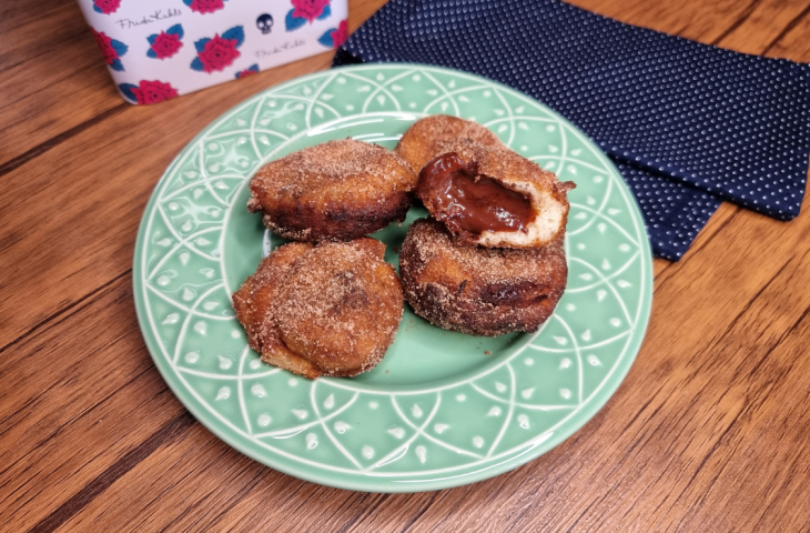 Bolinho de chuva recheado com chocolate