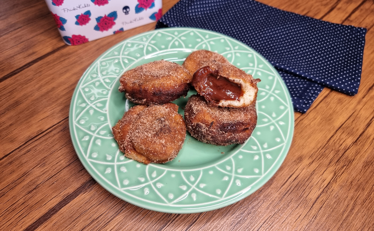 Bolinho de chuva recheado com chocolate