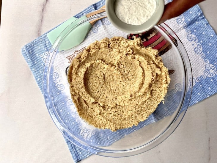 Um recipiente com a massa de bolinho de chuva saudável.