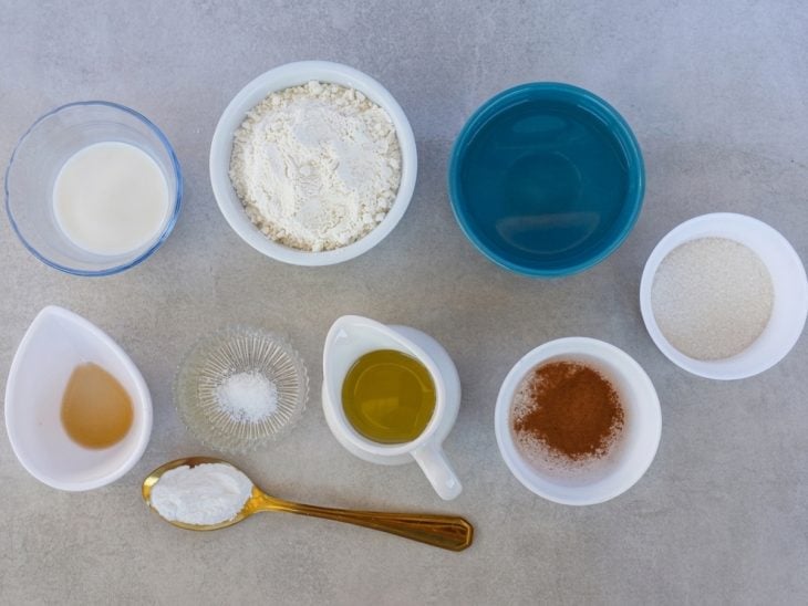 Ingredientes organizados sobre a bancada com tigelas e utensílios.