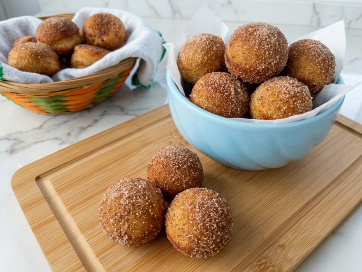 Bolinho de chuva sem glúten e sem lactose servido.